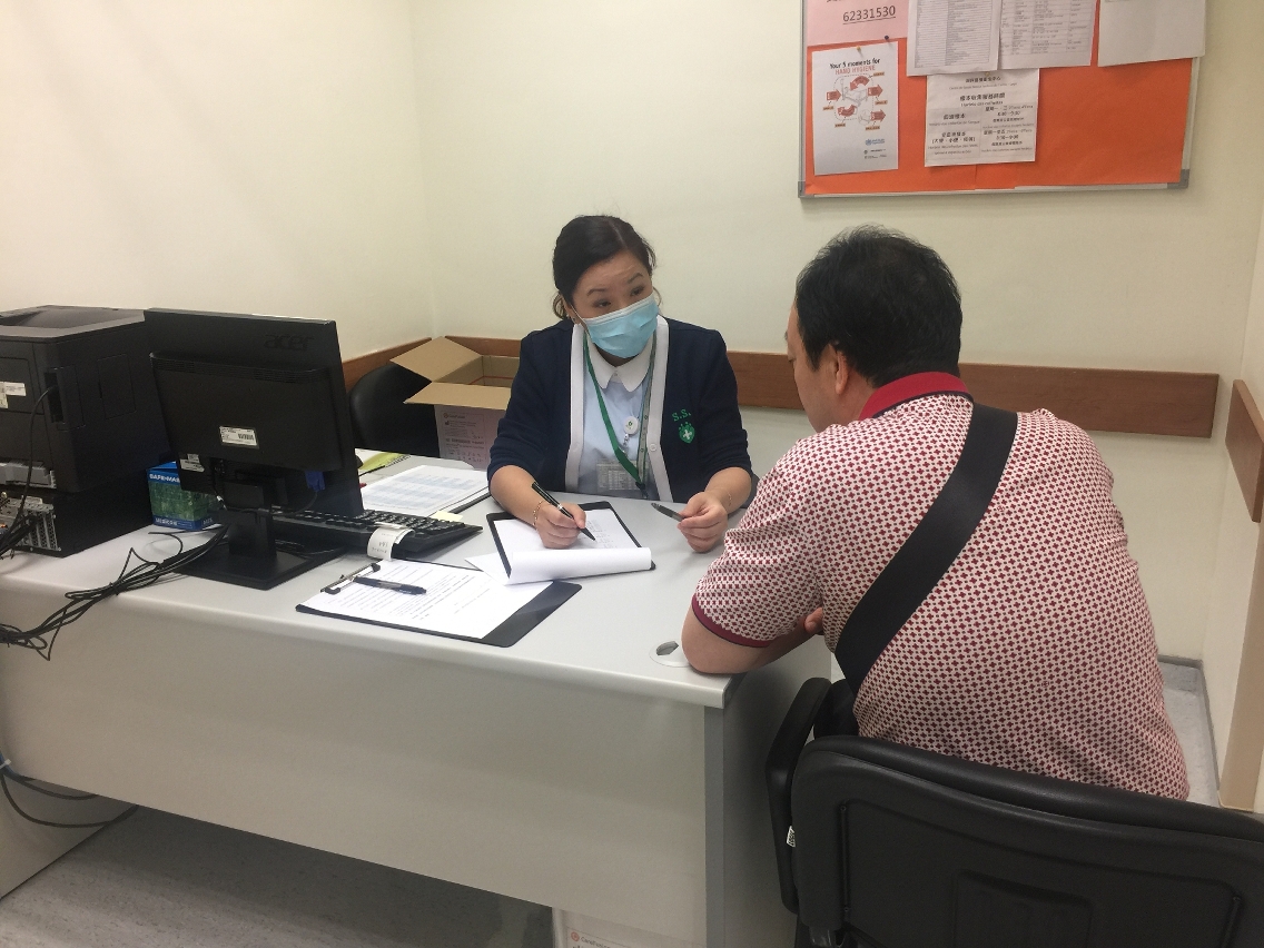 醫讓人員向檢測者講解肺功能檢測目的和進行問卷調查
