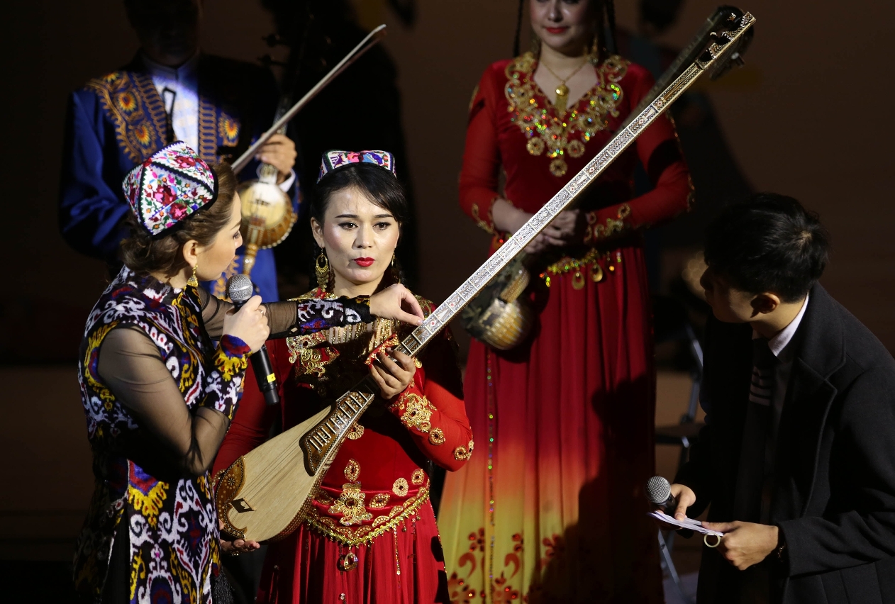 Exibição no exterior- Orquestra Folclórica do Teatro de Arte de Xinjiang