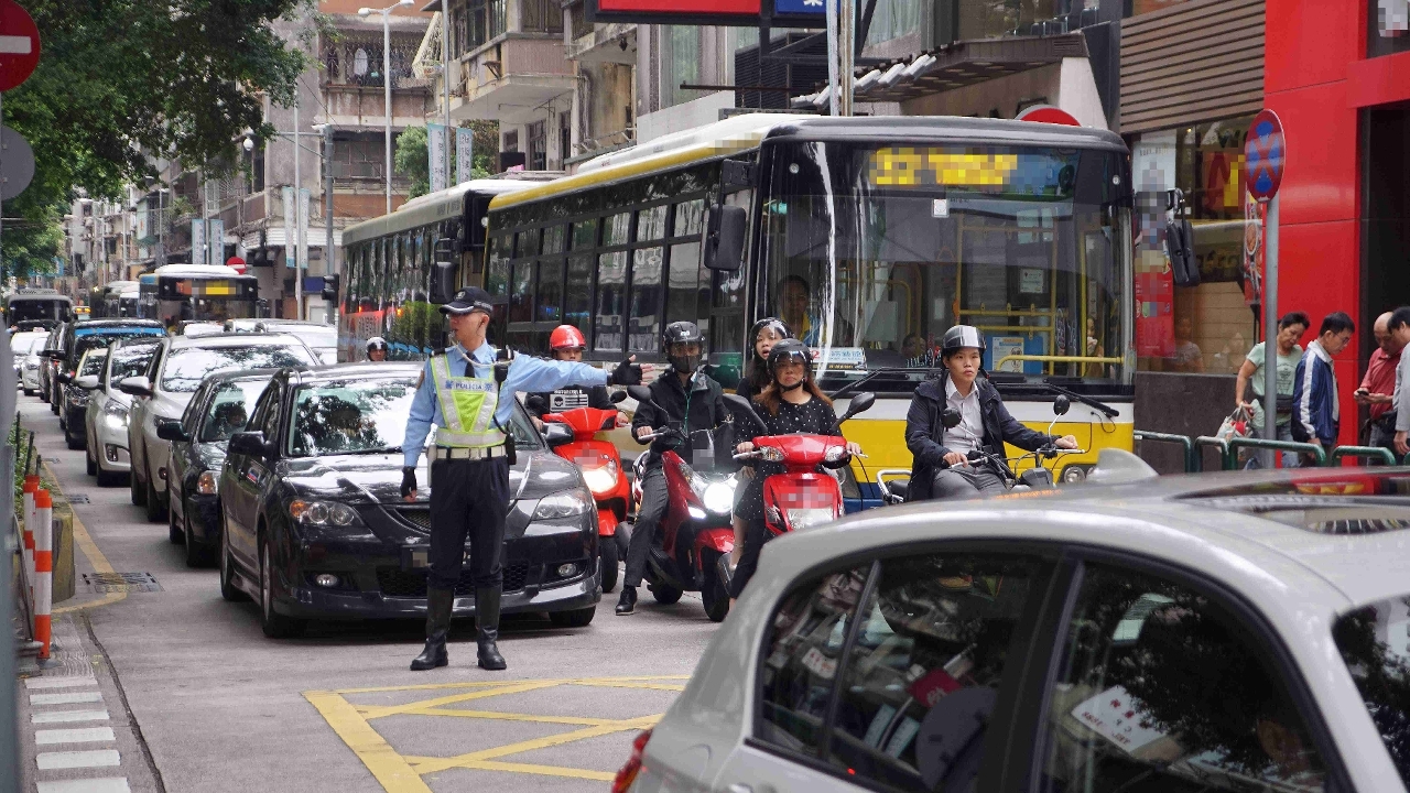 加派警員指揮及疏導交通