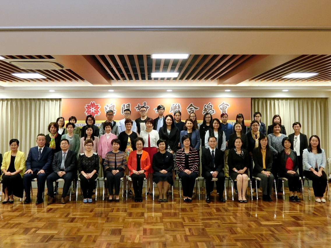 A Secretária Sónia Chan (a sétima do lado direito, na primeira fila) e os representantes da Associação Geral das Mulheres de Macau.