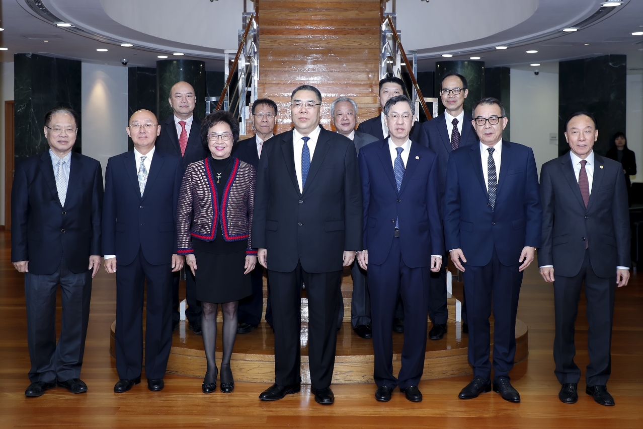 行政長官崔世安與澳門日報讀者公益基金會新閣合影