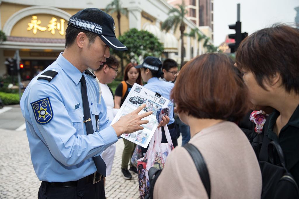 治安警在賽車期間向市民旅客宣傳防扒訊息 (1)