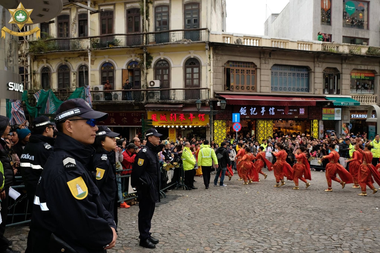 治安警於巡遊路線維持秩序(4)