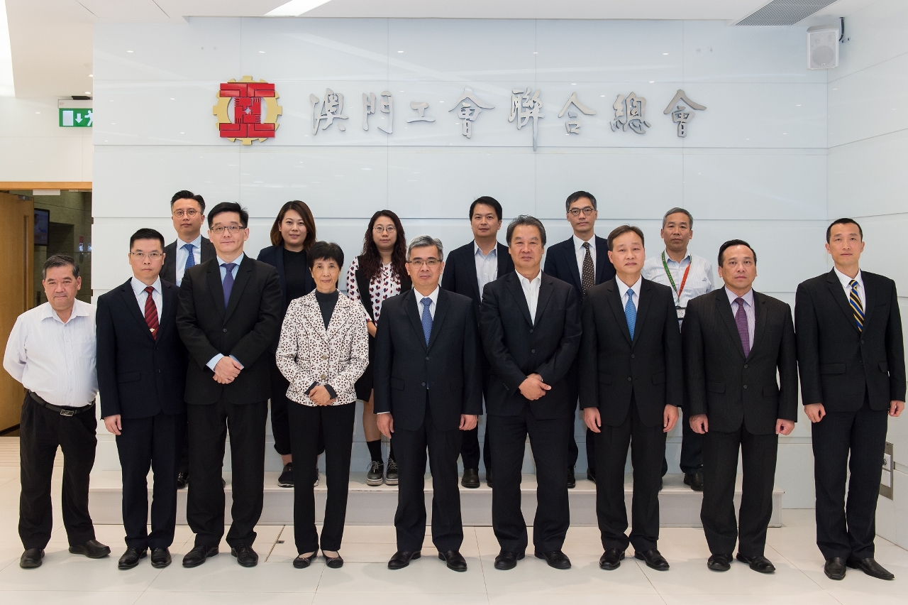 O Secretário para a Segurança, Wong Sio Chak, visitou a Federação das Associações dos Operários de Macau (FAOM), com vista a ouvir as opiniões e sugestões obre as linhas de acção governativa da área de segurança do próximo ano