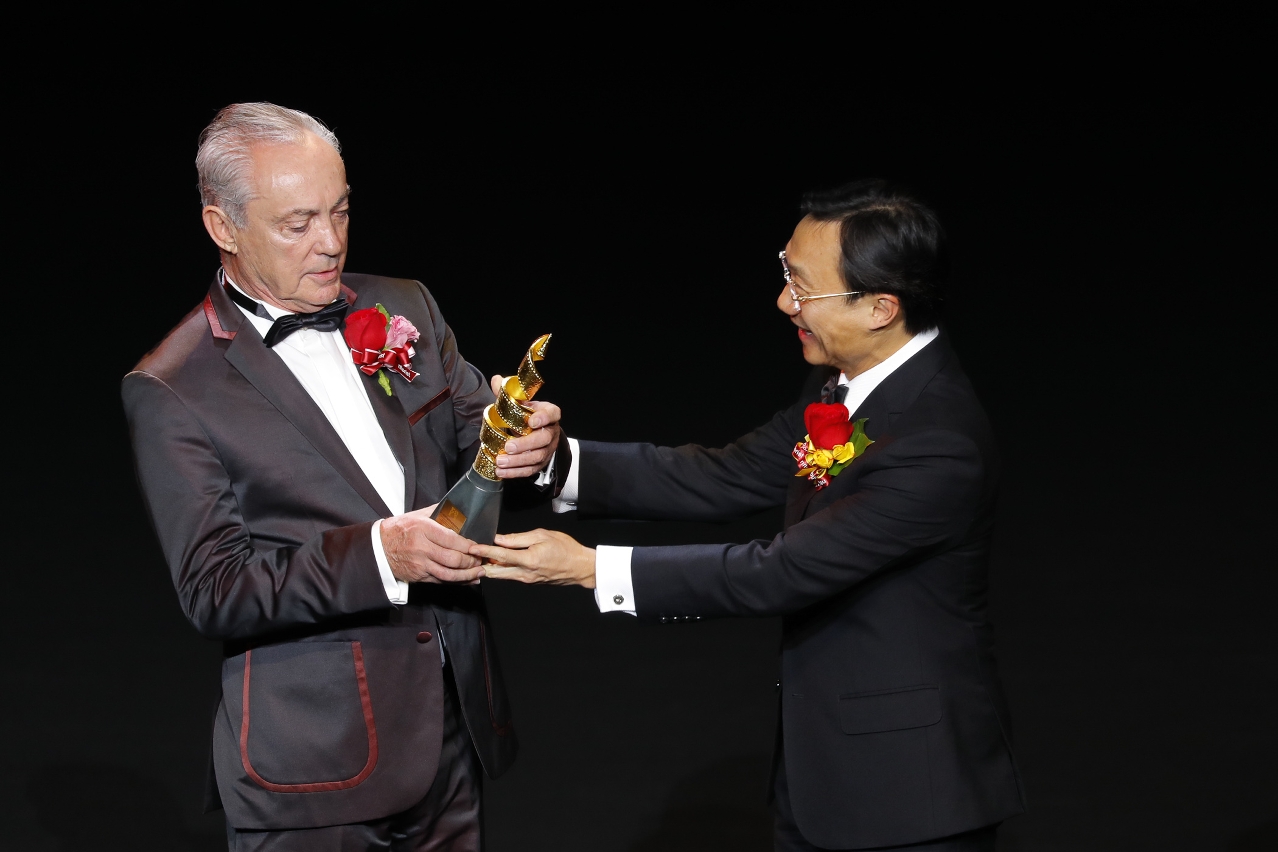 社會文化司司長譚俊榮向Udo Kier頒發終身成就獎