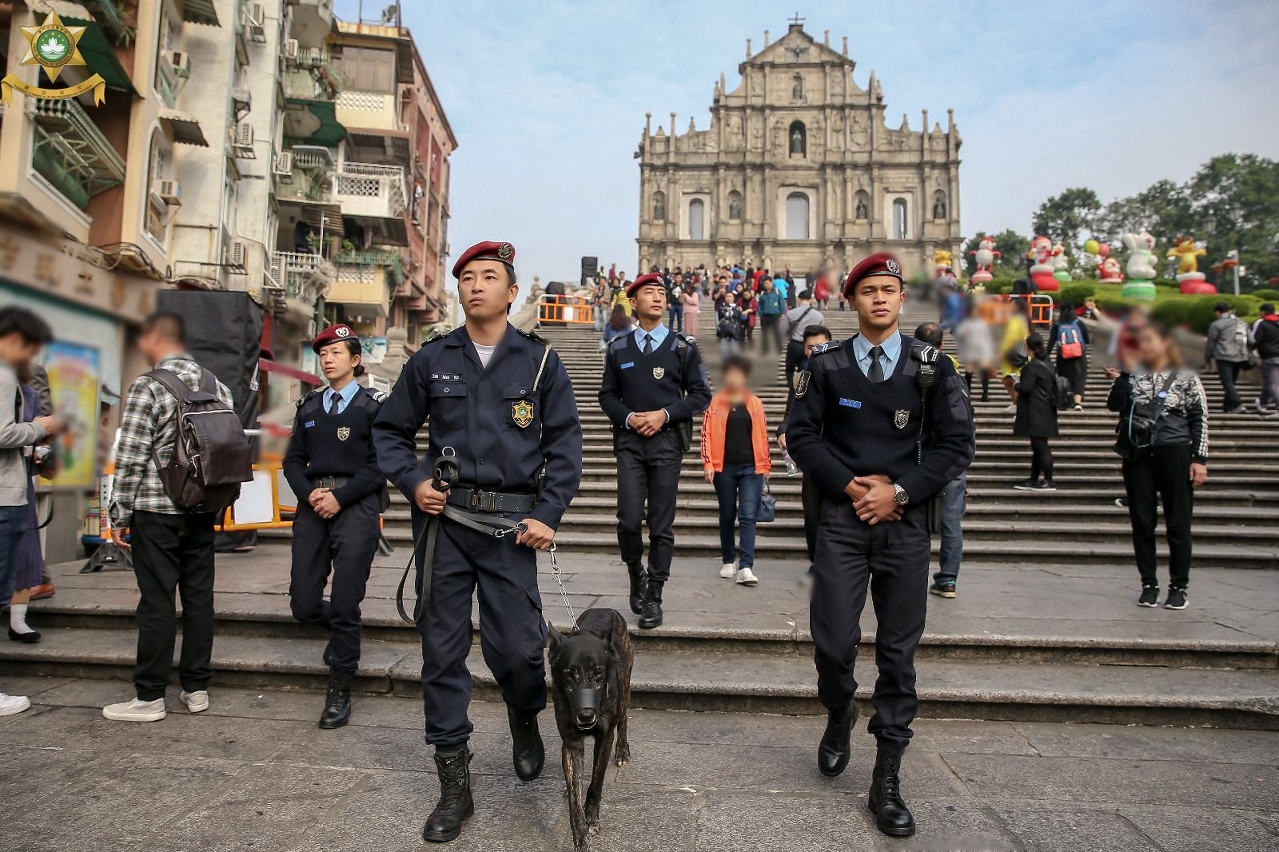 攜同警犬協助截查可疑人士