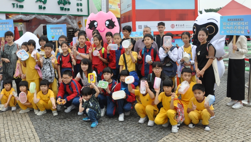 A actividade “As Mascotes da Direcção dos Serviços de Protecção Ambiental acompanham-te durante o Festival de Gastronomia” serviu como método interessante de ensinar ecologia a estudantes.