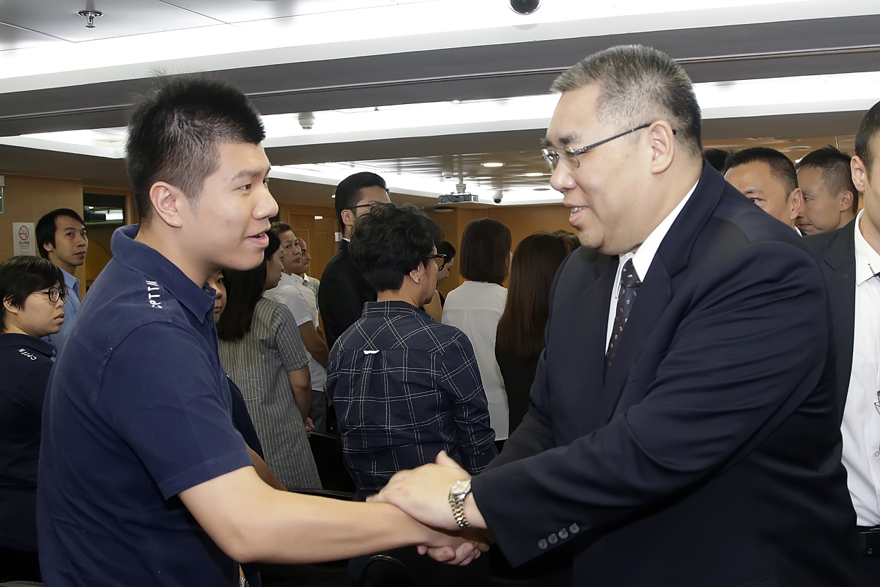 行政長官崔世安與經濟財政範疇工作人員握手