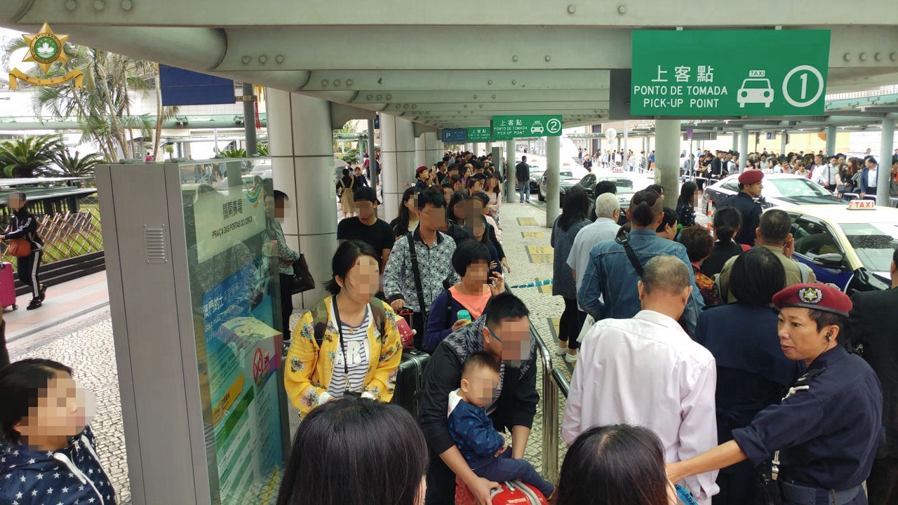 颱風期間本局人員於市面疏導人流及車流