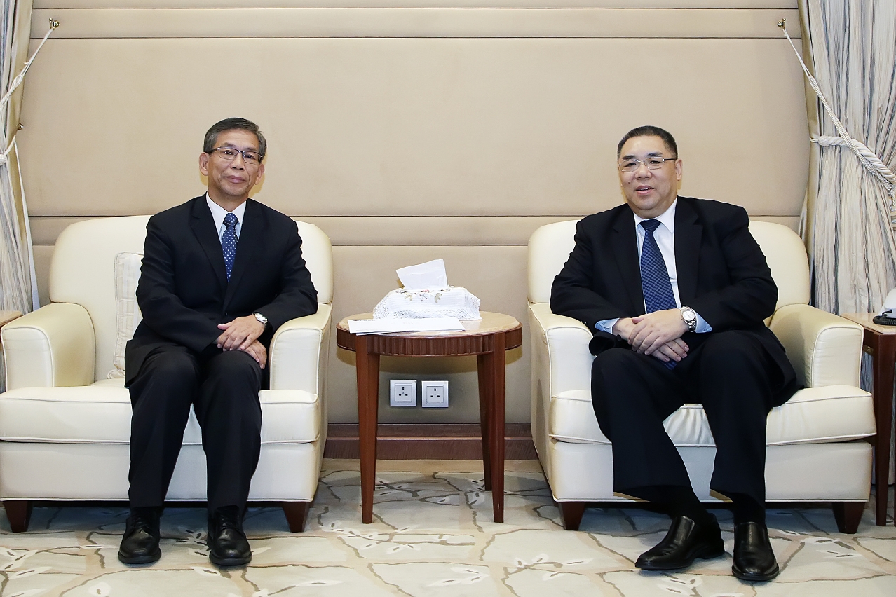 行政長官崔世安會見澳門明愛總幹事潘志明，就制定明年度施政報告聽取意見及建議。