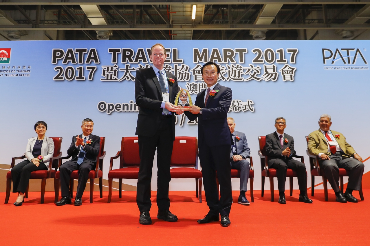 Chris Bottrill presents a PATA Special Award to Alexis Tam as a token of appreciation for his support to PTM
