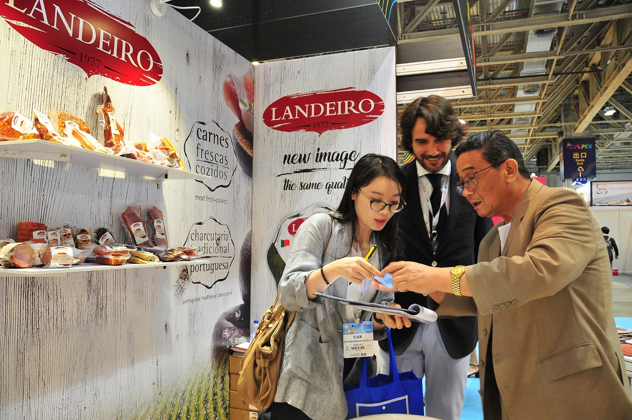 Exhibitors discussing business on site
