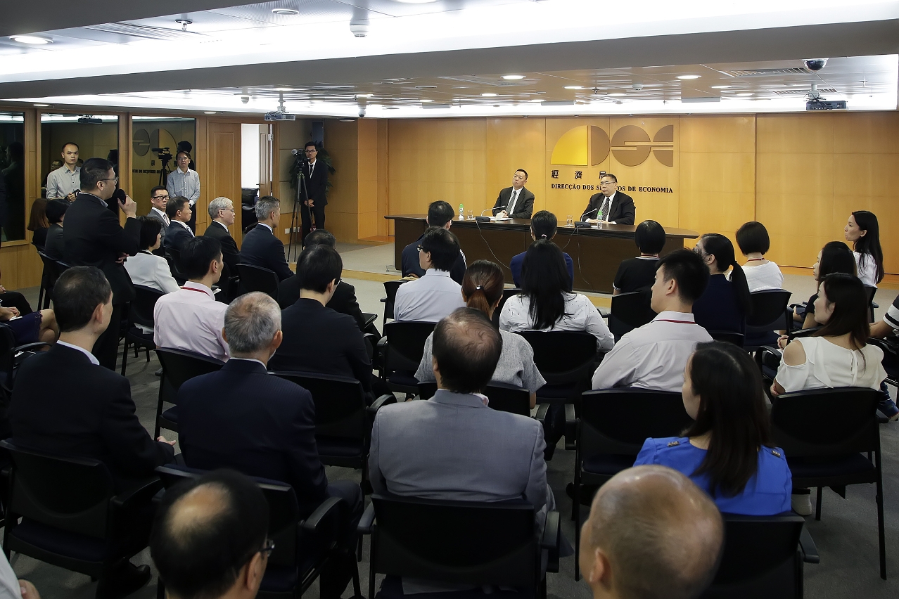 行政長官崔世安與經濟財政範疇部門座談，感謝他們在風災援助工作上的貢獻