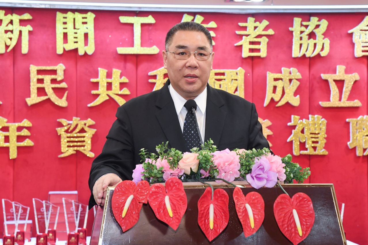 The Chief Executive, Mr Chui Sai On, attends the reception hosted by the Macao Media Workers Association to celebrate the National Day and to present service awards to its members.