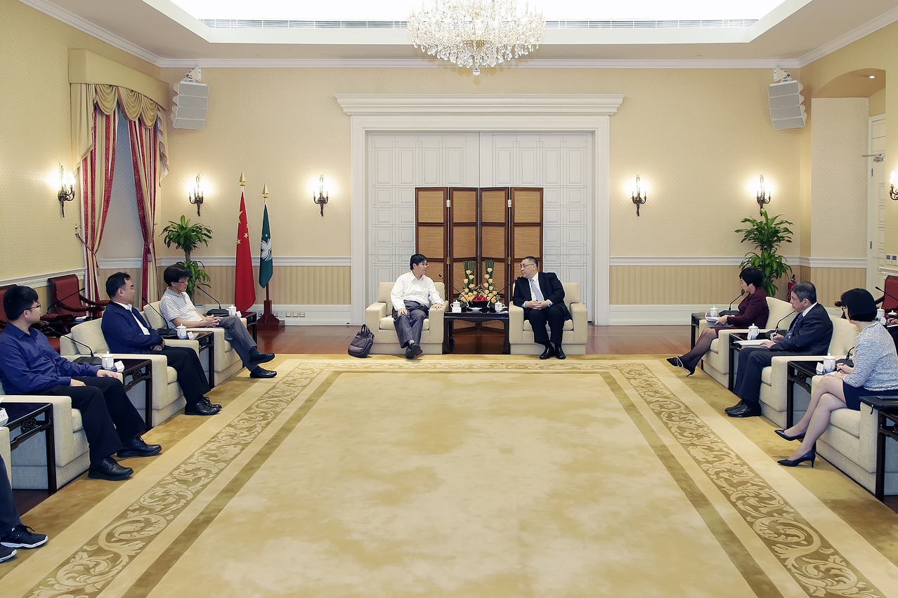 Chefe do Executivo, Chui Sai On, reuniu-se com representantes da Iniciativa de Desenvolvimento Comunitário de Macau para auscultar opiniões e sugestões sobre as Linhas de Acção Governativa para o próximo ano.
