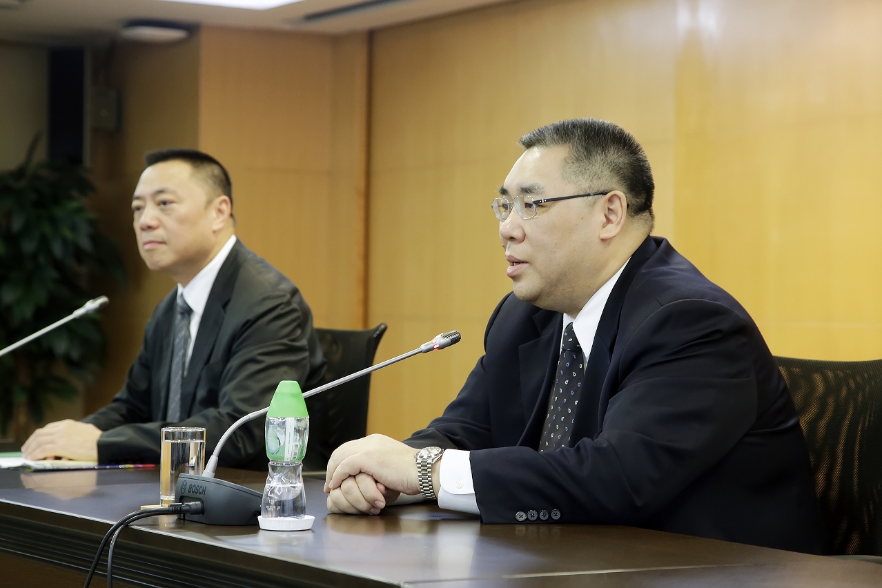 The Chief Executive, Mr Chui Sai On, expresses his gratitude to front-line personnel from public departments related with either the economy or with finance, regarding their contribution during the post-typhoon relief work.