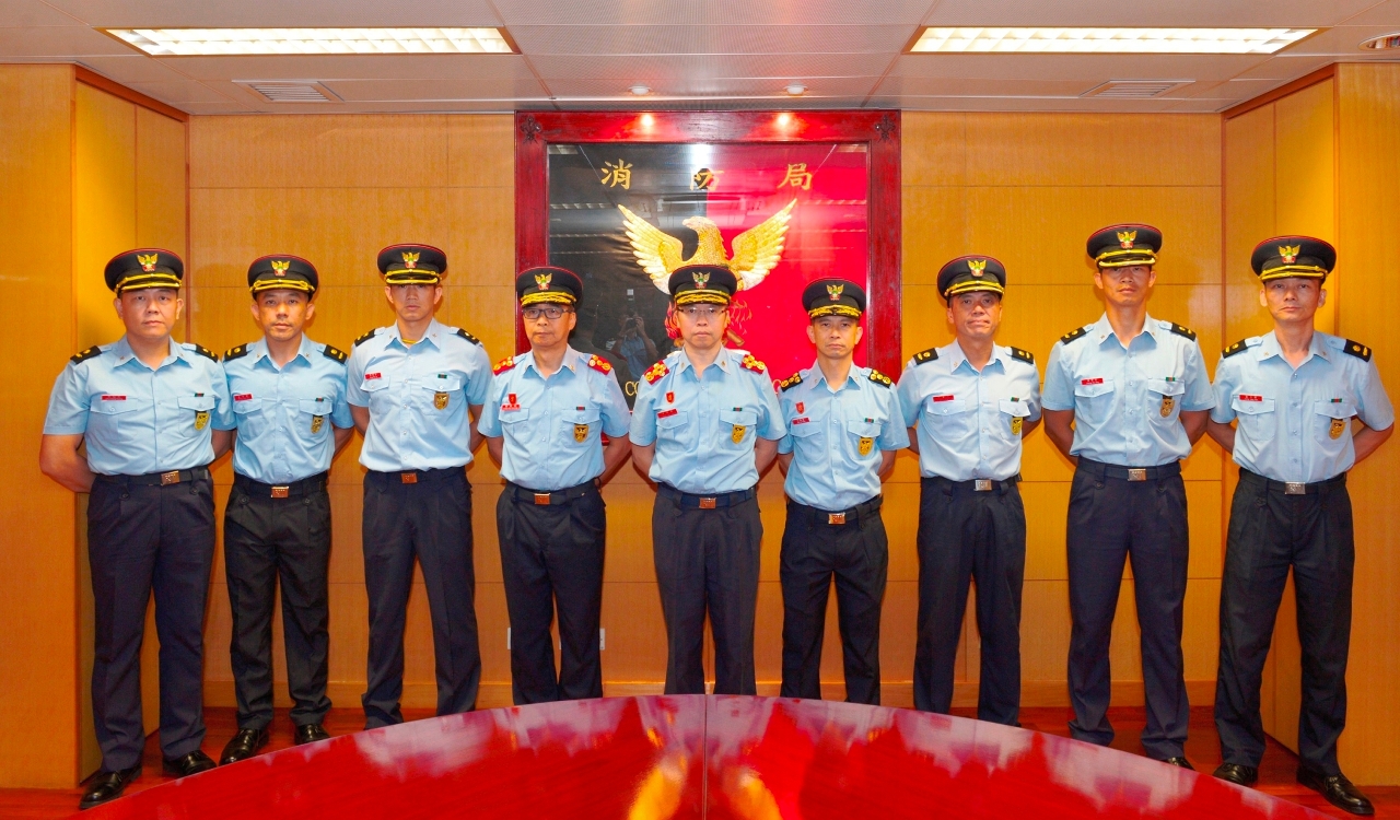 Fotografia conjunta entre o Comandante do Corpo de Bombeiros, Leong Iok Sam e os elementos promovidos