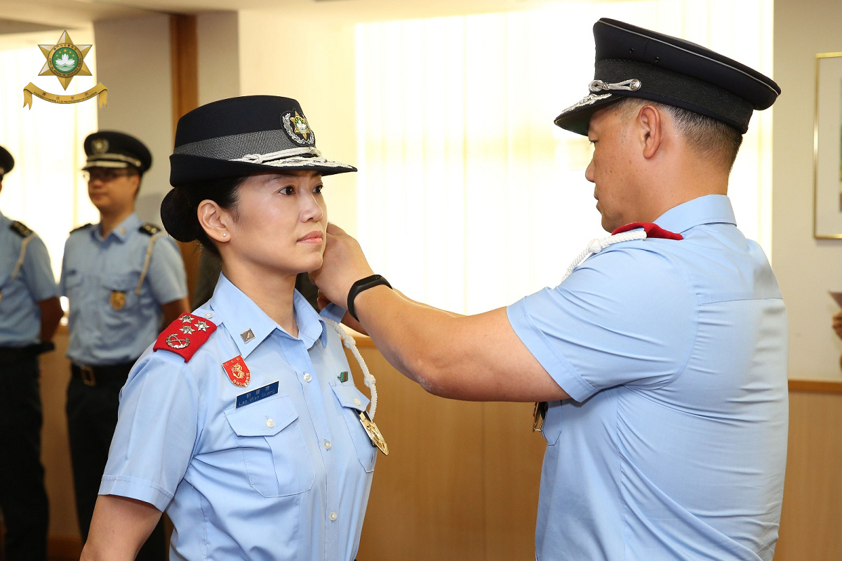 Commissioner Leong Man Cheong fastens the epaulettes of Deputy Commissioner Lao Wan Seong.