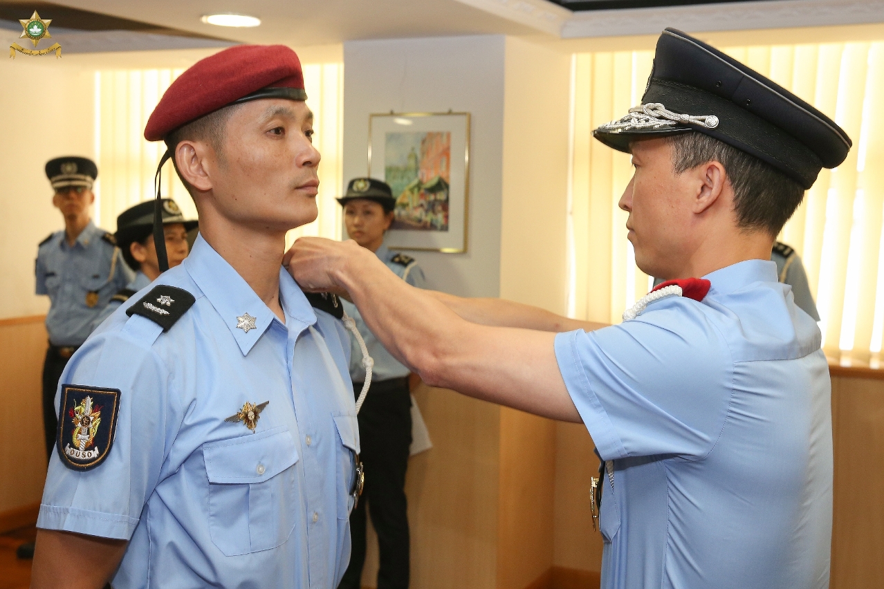 Imposição de distintivo de posto ao 1º classificado do Curso pelo 2º Comandante Wong Chi Fai