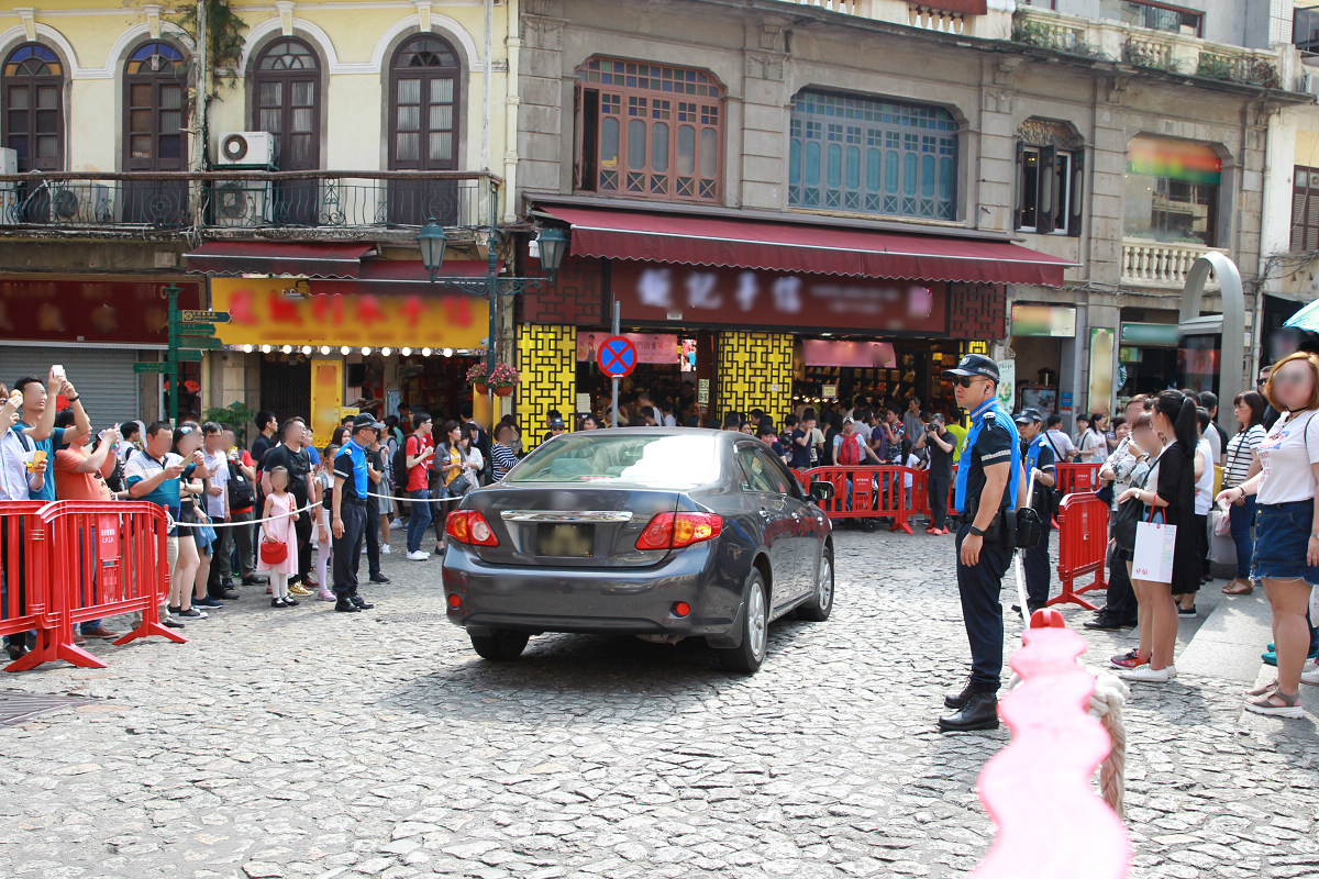 旅遊警察協助旅客及車輛有序通行
