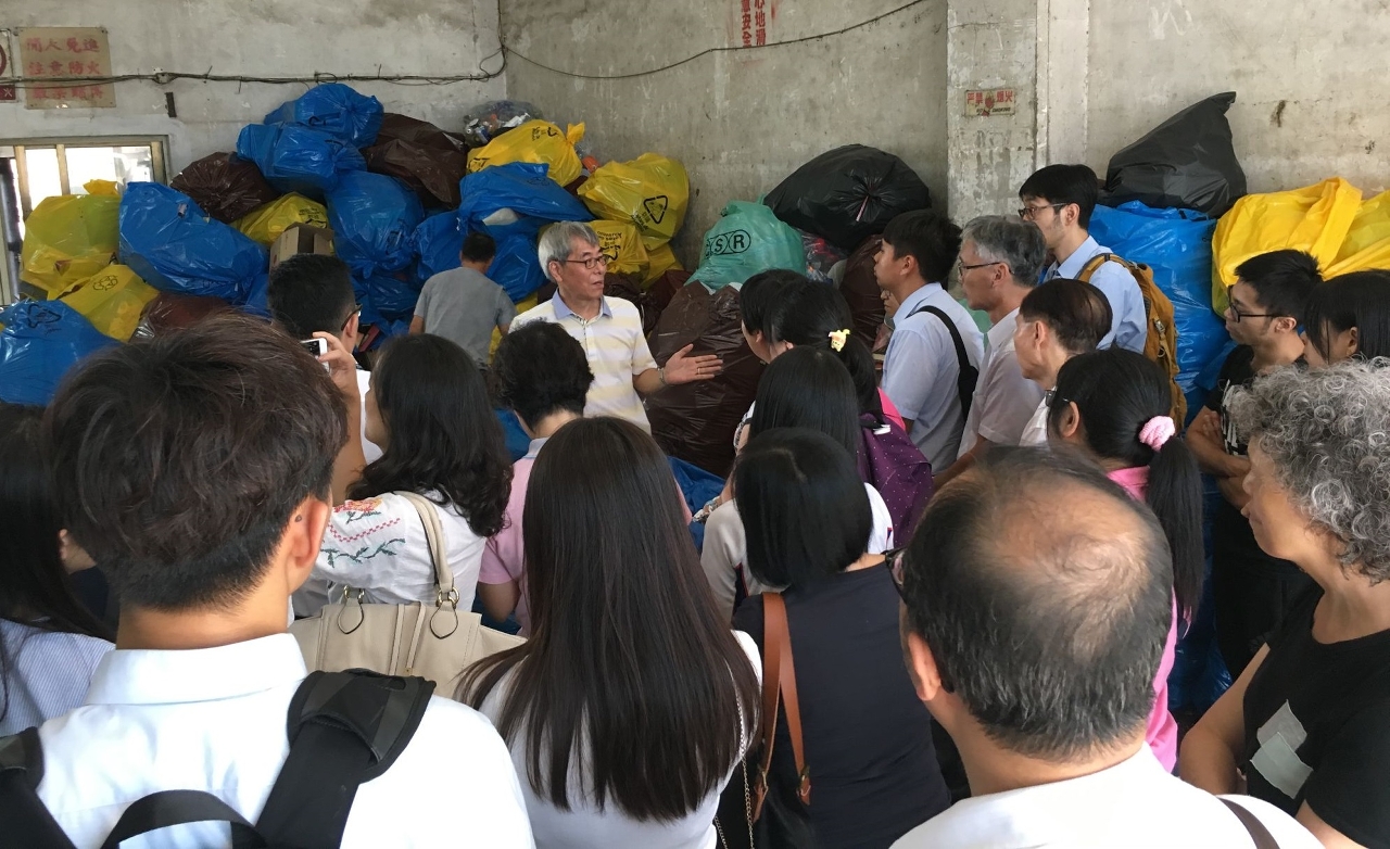 O pessoal docente visita o local de reciclagem para se informar dos procedimentos sobre a recolha de resíduos recuperáveis