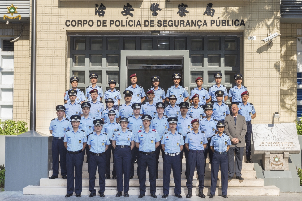 Fotografia conjunta dos promovidos junto do  2.º Comandante Wong Chi Fai (no meio) e chefias do CPSP
