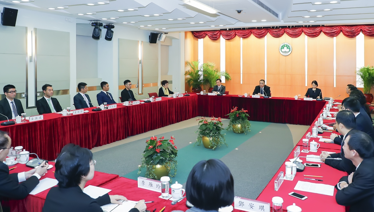 Chefe do Executivo ouve opiniões da Federação da Juventude da China em Macau sobre as LAG