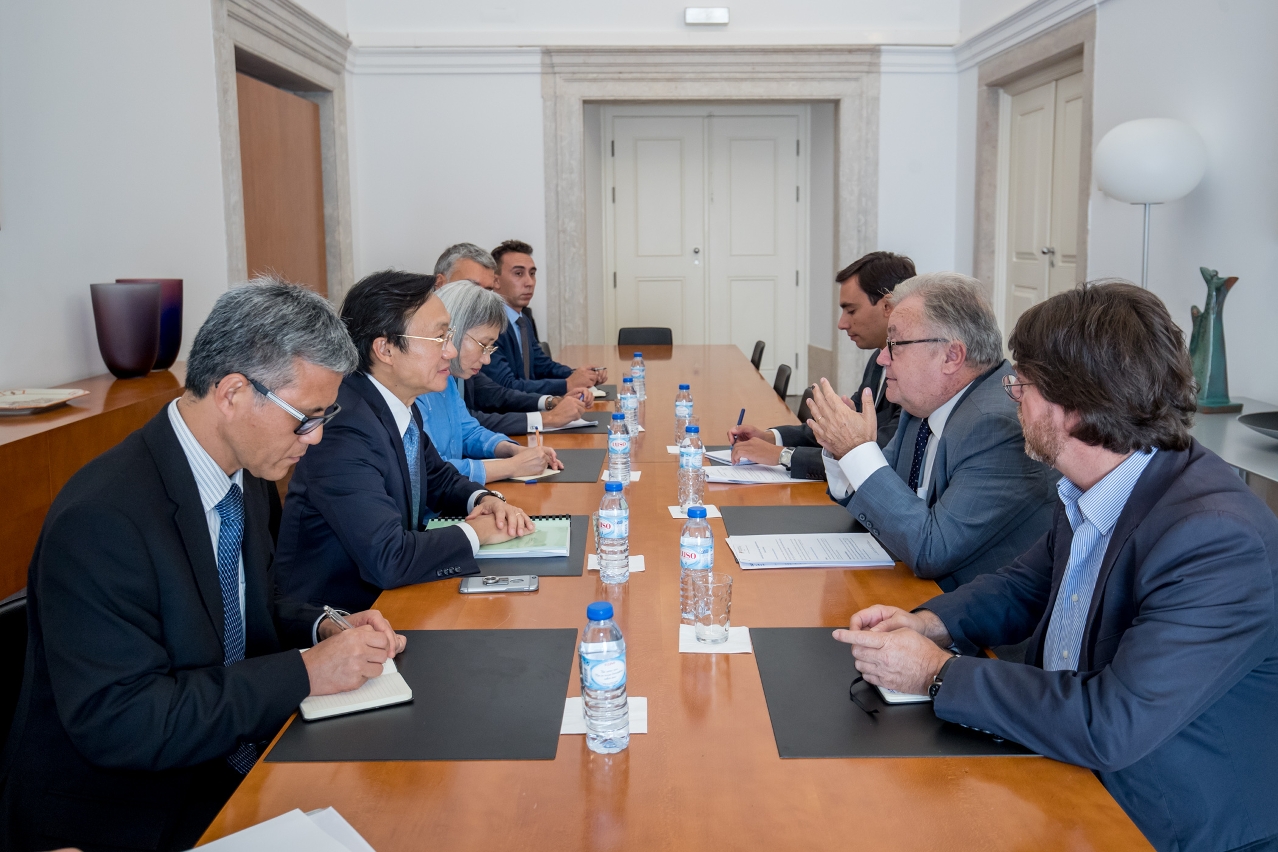 Alexis Tam em reunião de trabalho com o Ministro da Cultura, Embaixador Luís Filipe de Castro Mendes