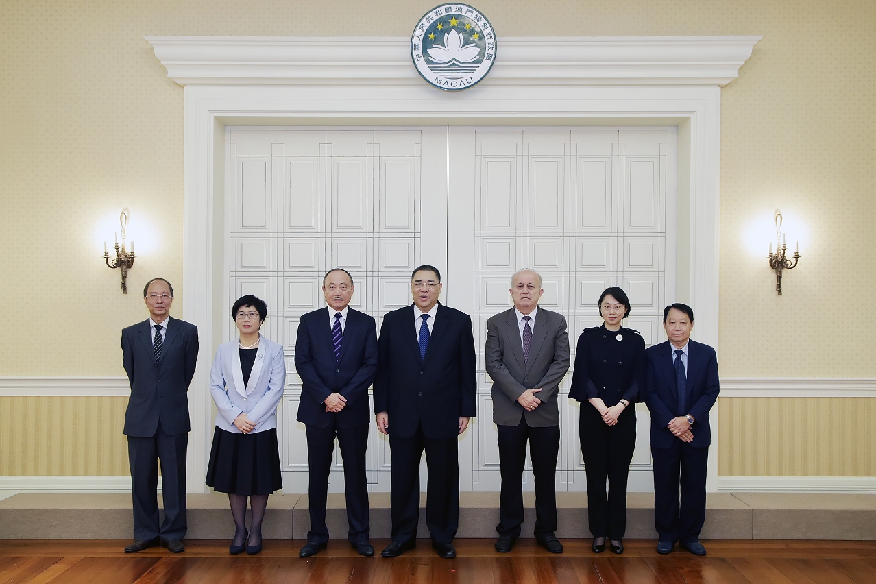 行政長官崔世安會見澳門退休、退役及領取撫恤金人士協會一行，就制定明年度施政報告聽取意見及建議。