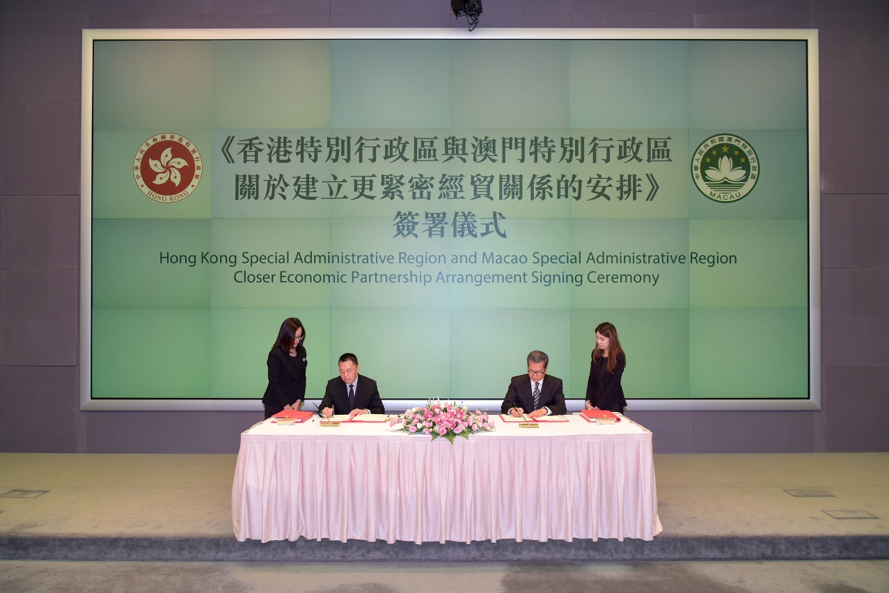 The Secretary for Economy and Finance, Mr Leong Vai Tac, and the Financial Secretary of the Hong Kong SAR, Mr Paul Chan Mo-po, witness the signing ceremony of the Hong Kong SAR and Macao SAR Closer Economic Partnership Arrangement (HK-Macao CEPA), prior to the 10th Hong Kong-Macao Cooperation High Level Meeting held in Hong Kong.