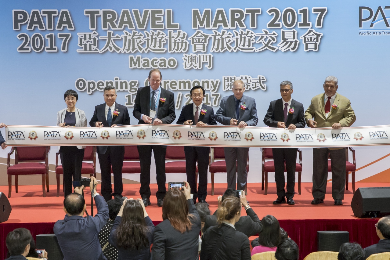 澳門特區政府社會文化司司長譚俊榮聯同亞太旅遊協會副主席克里斯·鮑萃爾( 中間左側 )及其他貴賓主持2017亞太旅遊協會旅遊交易會開幕剪綵儀式