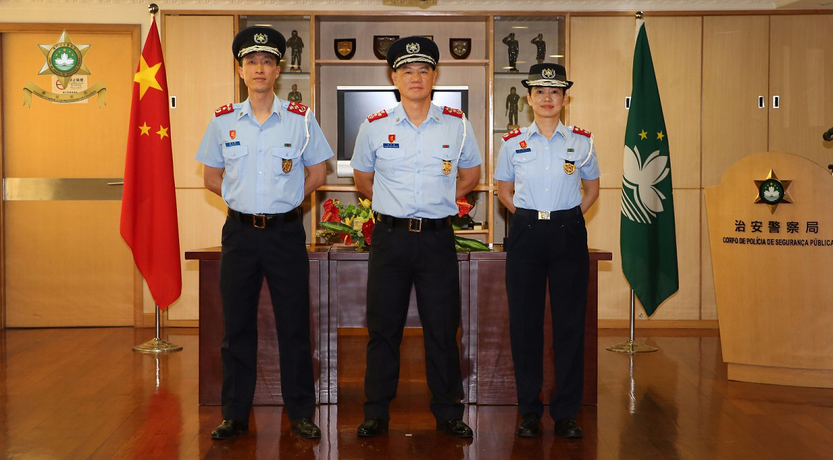 梁文昌局長（中）、黃子暉副局長（左）及劉運嫦副局長（右）合照