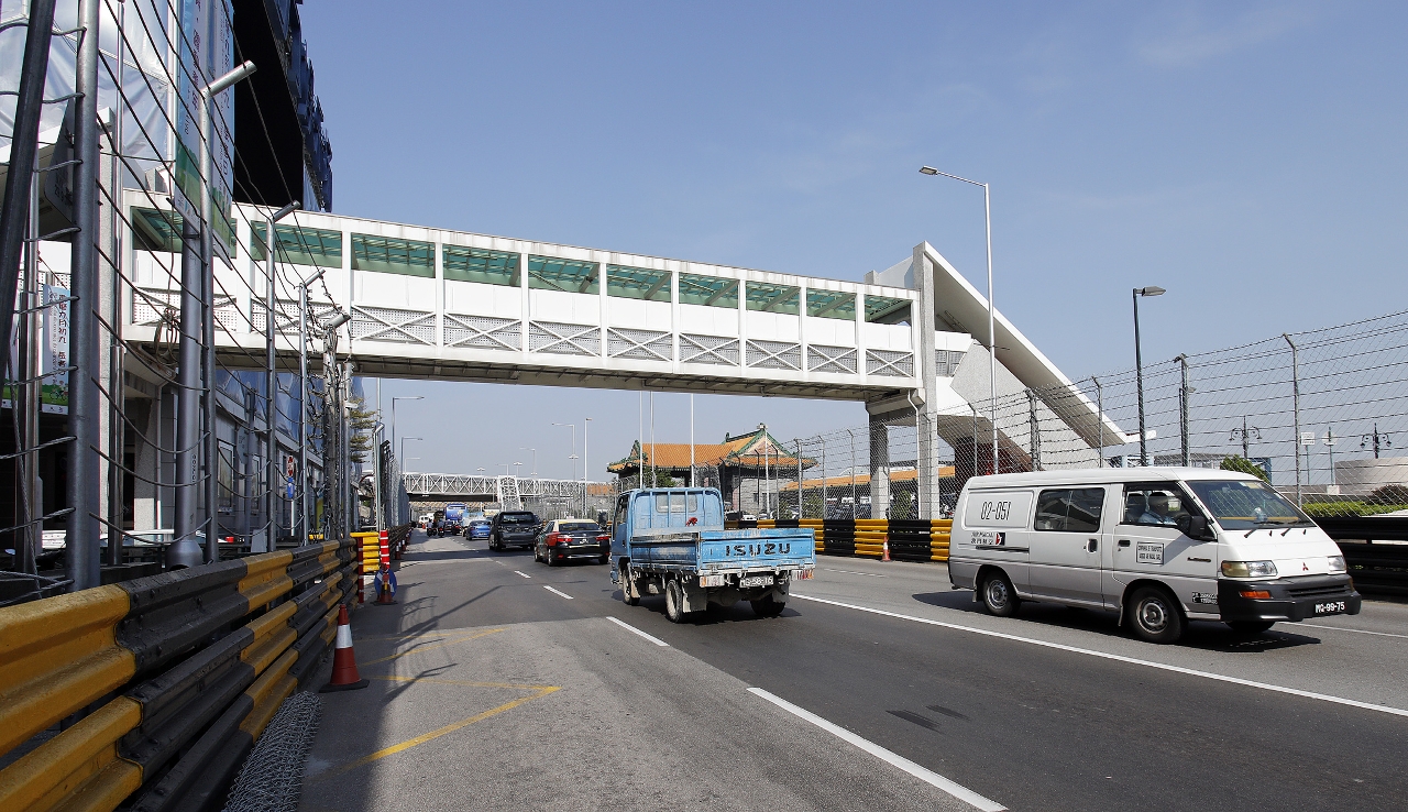 O Governo vai interligar as duas passagens superiores para peões situadas na Avenida da Amizade, junto à Rua do Terminal Marítimo e junto ao Terminal Marítimo de Passageiros do Porto Exterior.