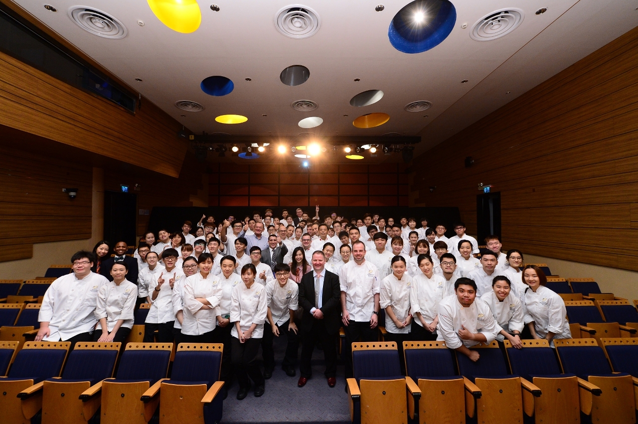 The founder of Le Club des Chefs des Chefs Association and 6 prestigious chefs took a group photo with the attending IFT students and faculty.