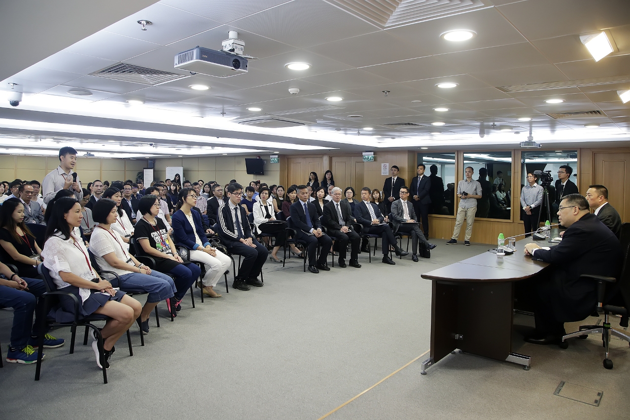 行政長官崔世安與經濟財政範疇部門座談，感謝他們在風災援助工作上的貢獻