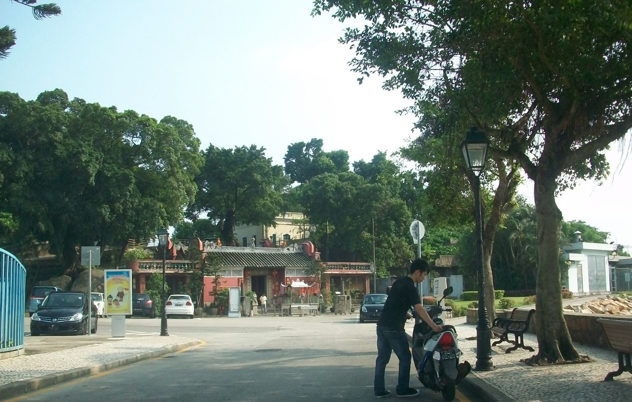 譚公廟前地