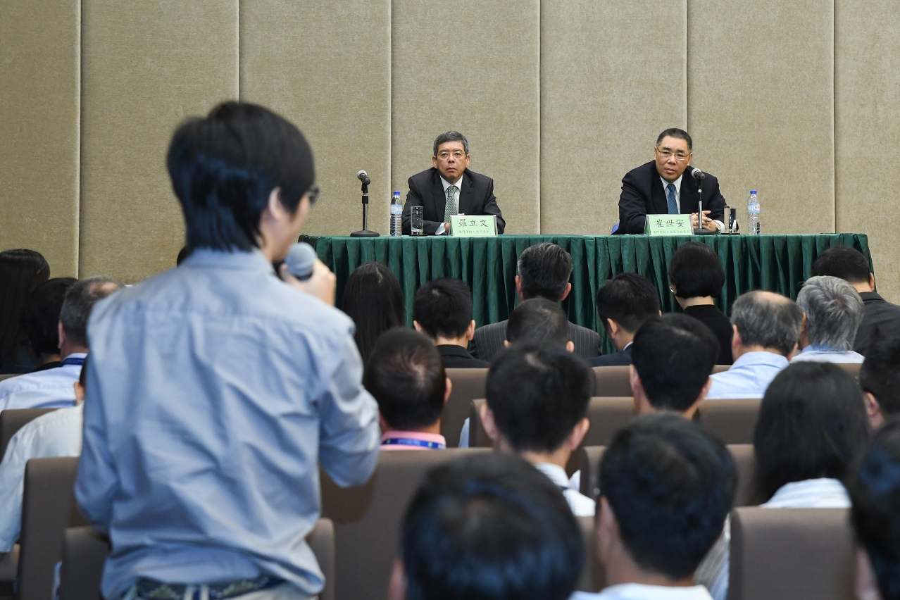 O Chefe do Executivo, Chui Sai On, assistiu a uma palestra com 12 serviços públicos da área de transporte e obras públicas.
