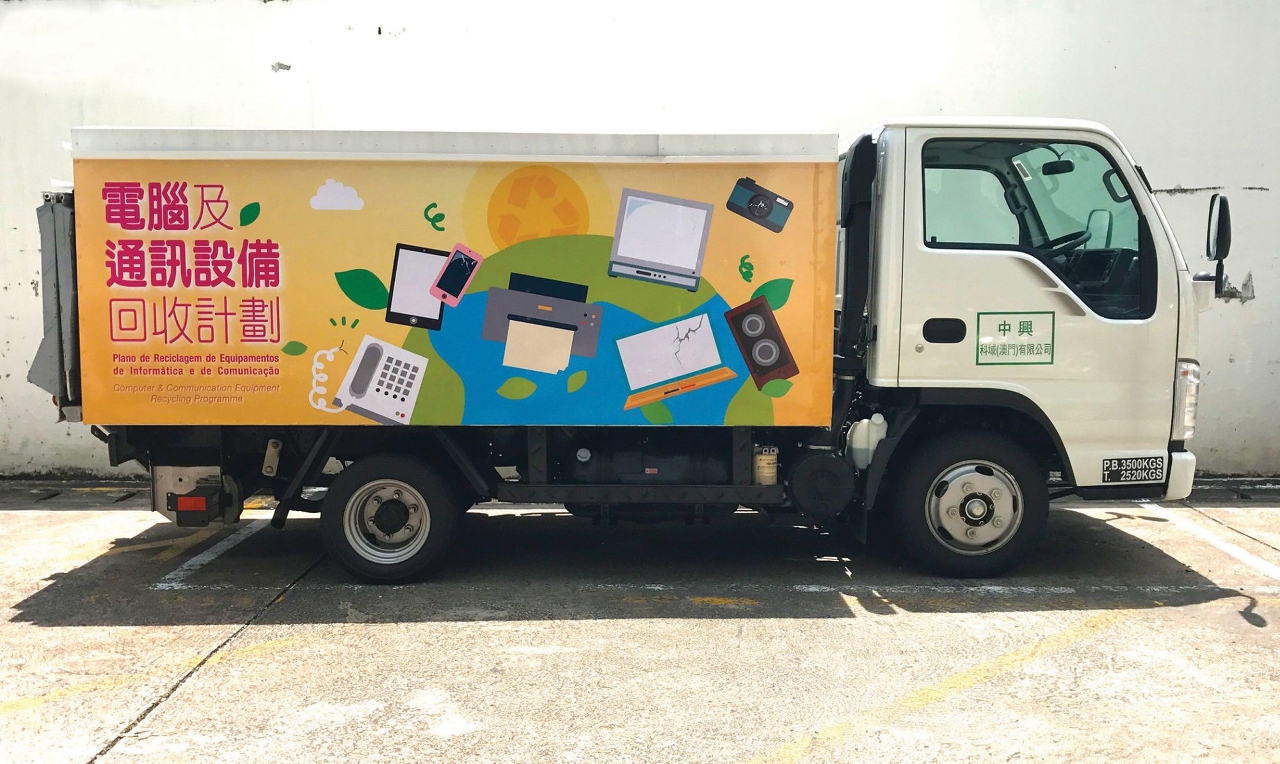 Viatura de recepção móvel do Plano de Reciclagem de Equipamentos de Informática e de Comunicação.