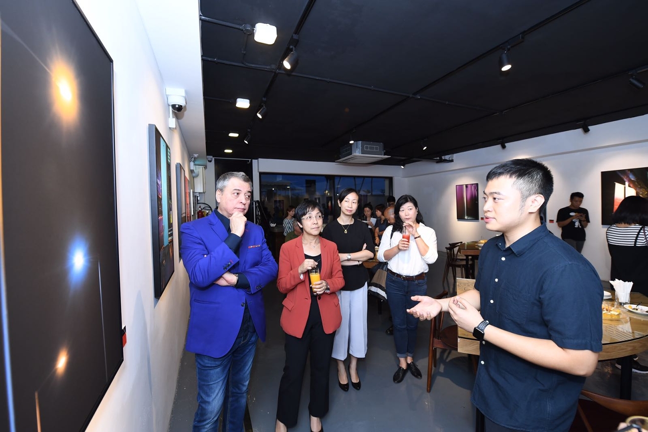 本地藝術家鄧國豪向嘉賓介紹其攝影作品