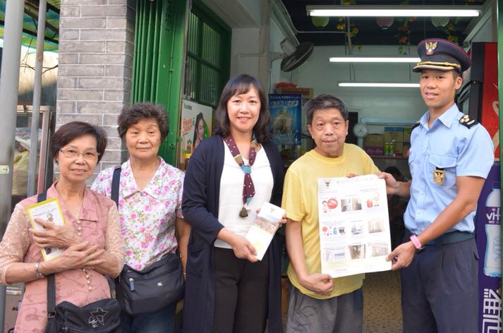 消防局官員落區進行中秋節防火宣傳