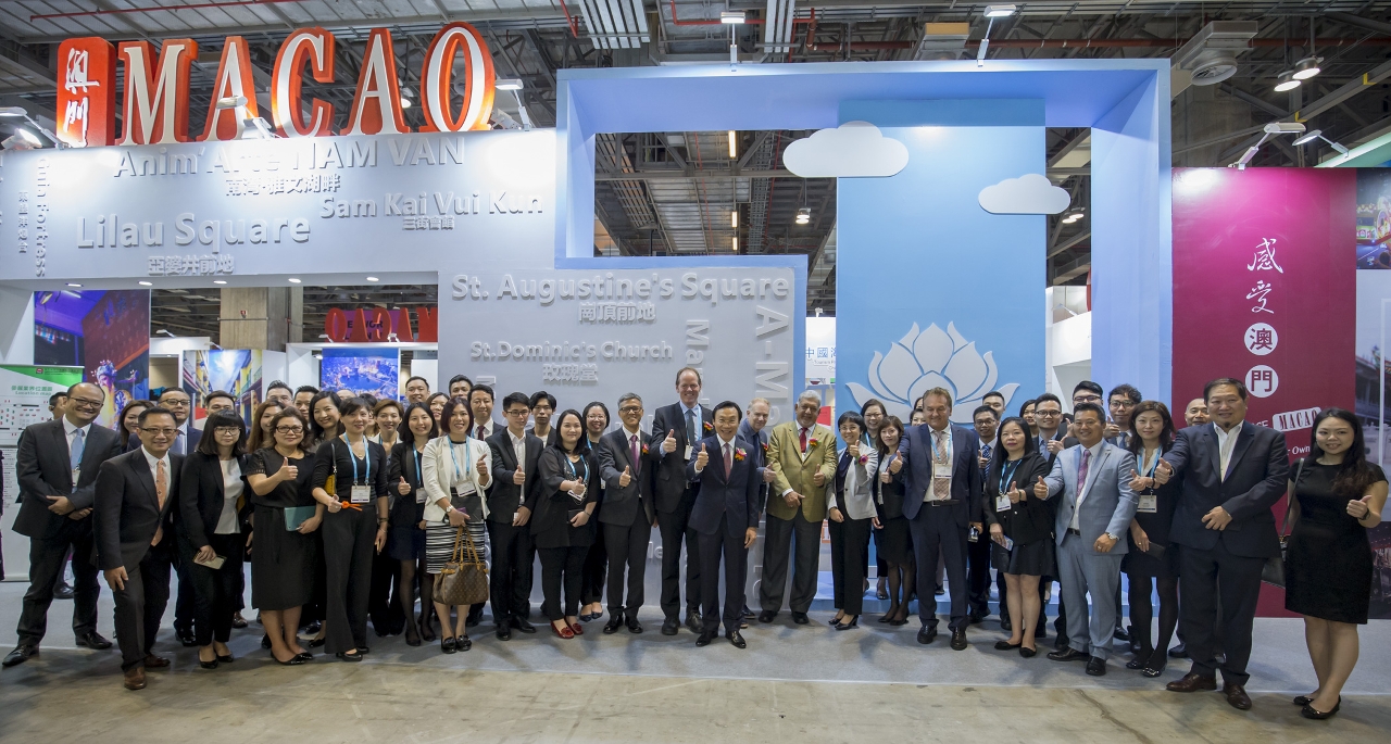 Convidados de honra com os operadores de Macau no stand da DST em destaque na PTM 2017 enquanto destino anfitrião