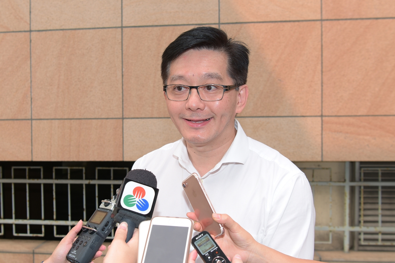 海關關長黃有力投票