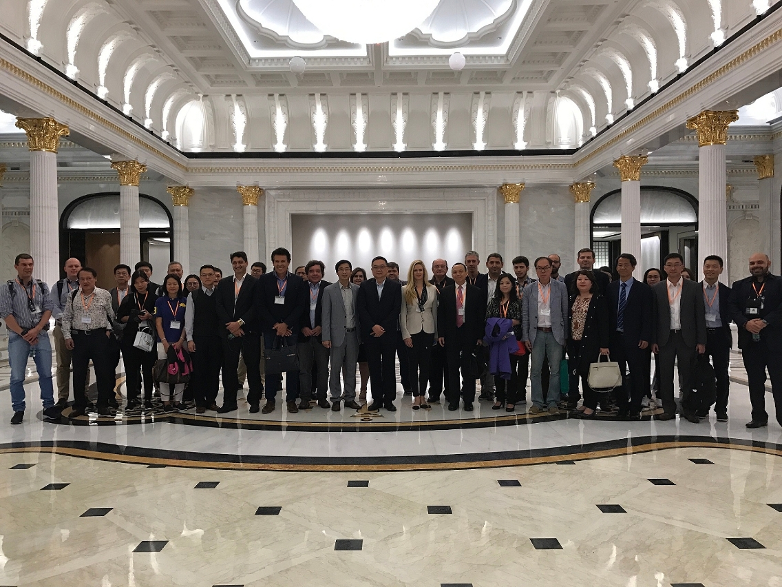 A delegação tira uma foto de grupo como recordação em Guzhen, Zhongshan