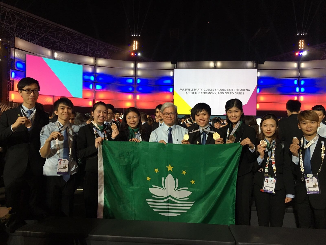 O Director da DSAL, Wong Chi Hong e os 7 concorrentes premiados de Macau