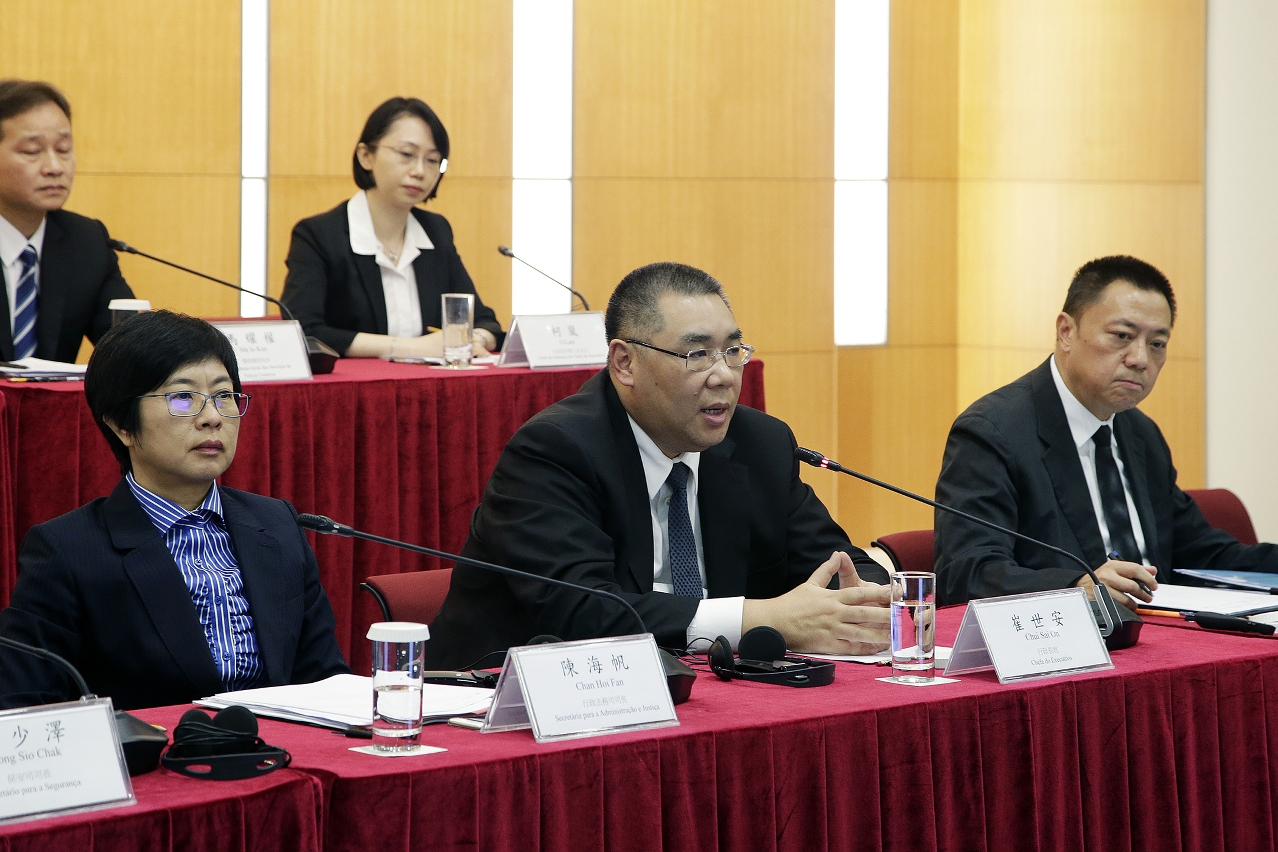 The Chief Executive, Mr Chui Sai On, outlines further measures to optimise response to public emergencies at the press conference.