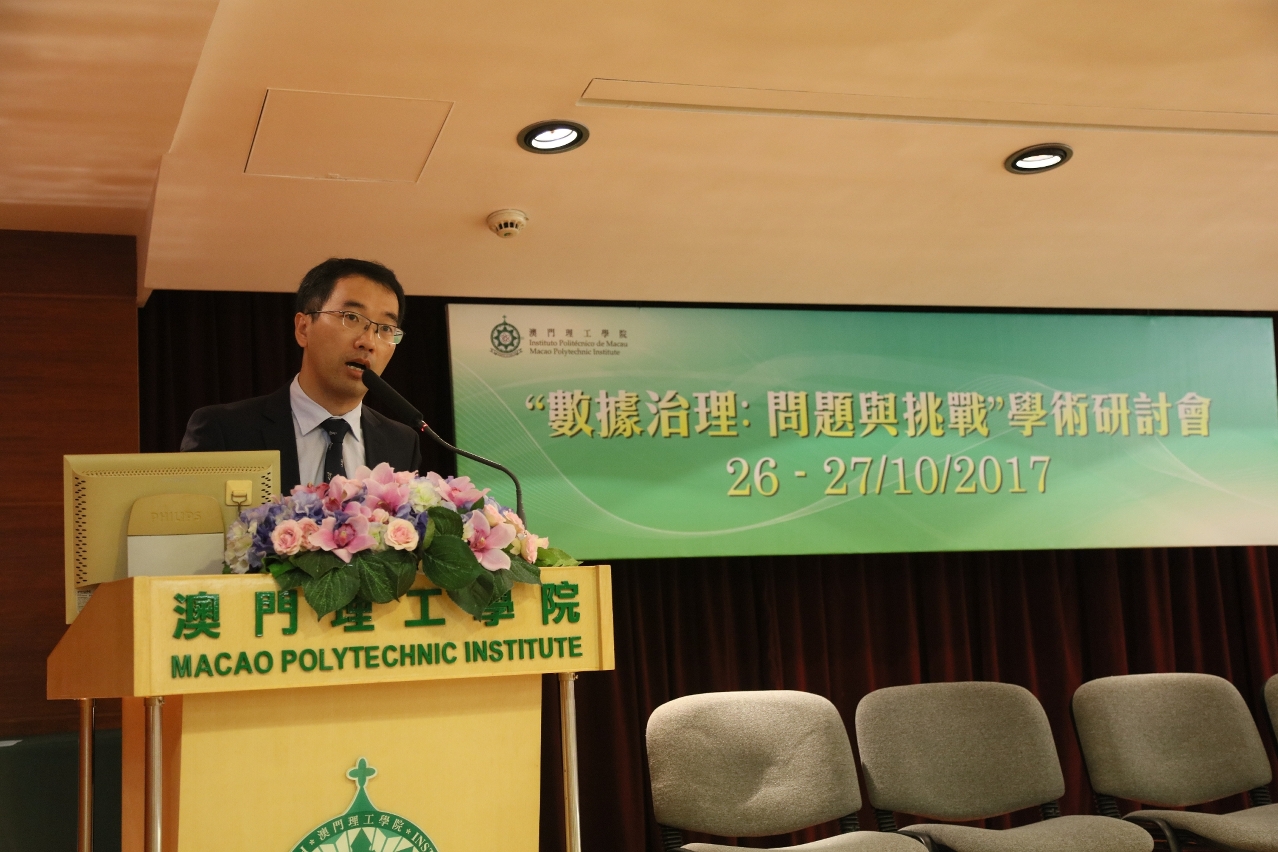 理工學院社會經濟與公共政策研究所所長黃璜主持會議