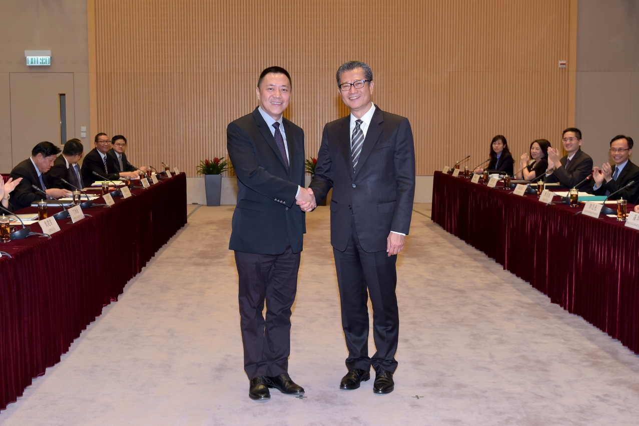 The Secretary for Economy and Finance, Mr Leong Vai Tac, and the Financial Secretary of the Hong Kong SAR, Mr Paul Chan Mo-po, co-chair the 10th Hong Kong-Macao Cooperation High Level Meeting held at Hong Kong's government headquarters.