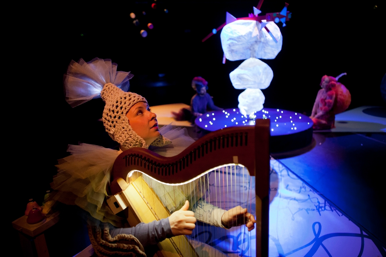 Teatro infantil desperta a imaginação no CCM Um  mundo fantástico de gatos, cães, ervilhas e princesas