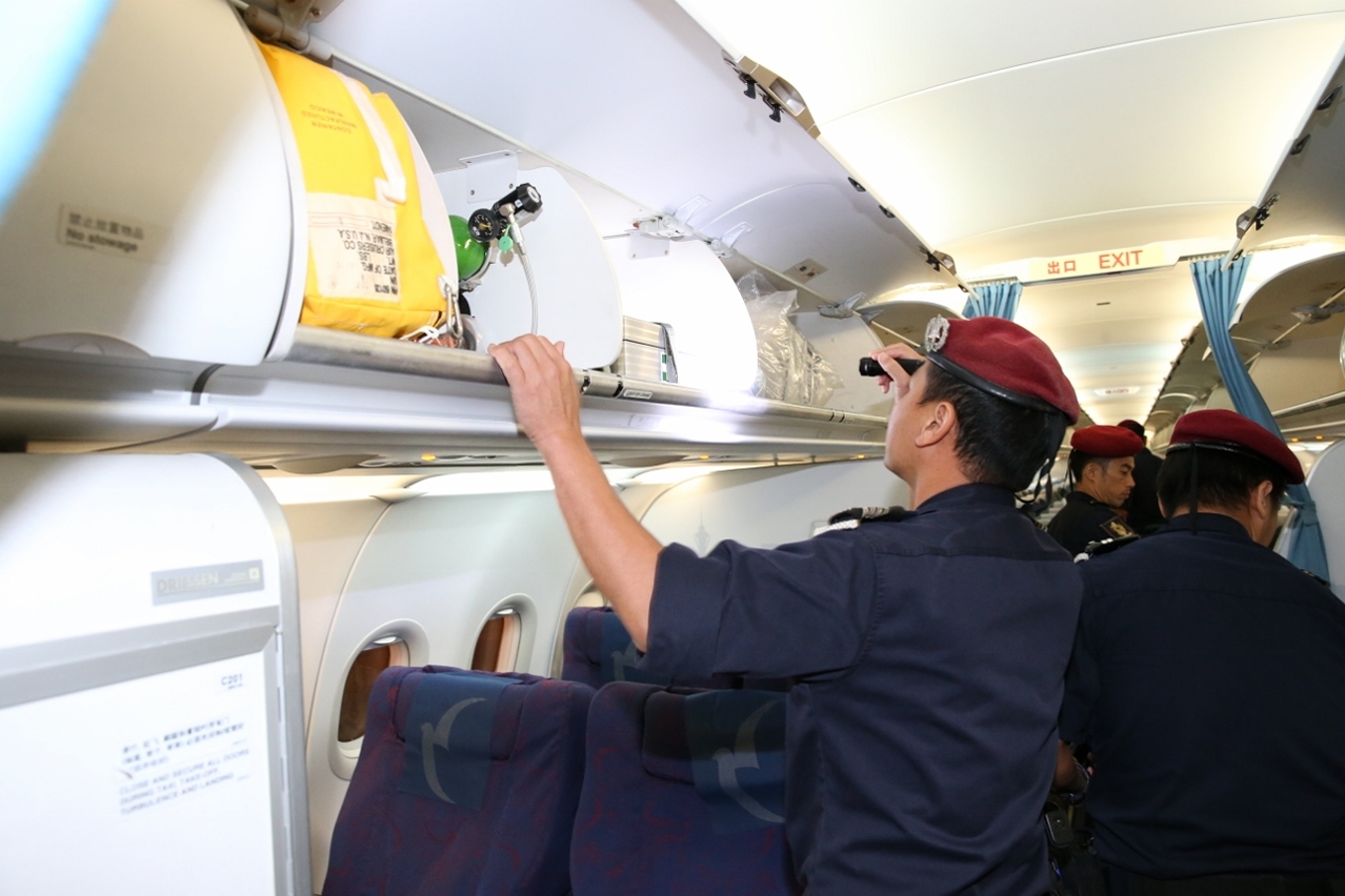 The exercise on unlawful seizure of aircraft, which is held once every two years to test the efficiency of the contingency plan of all relevant parties, was conducted in Macau International Airport early this morning (20 October 2017) with the simulation of the actions taken to handle the emergency.