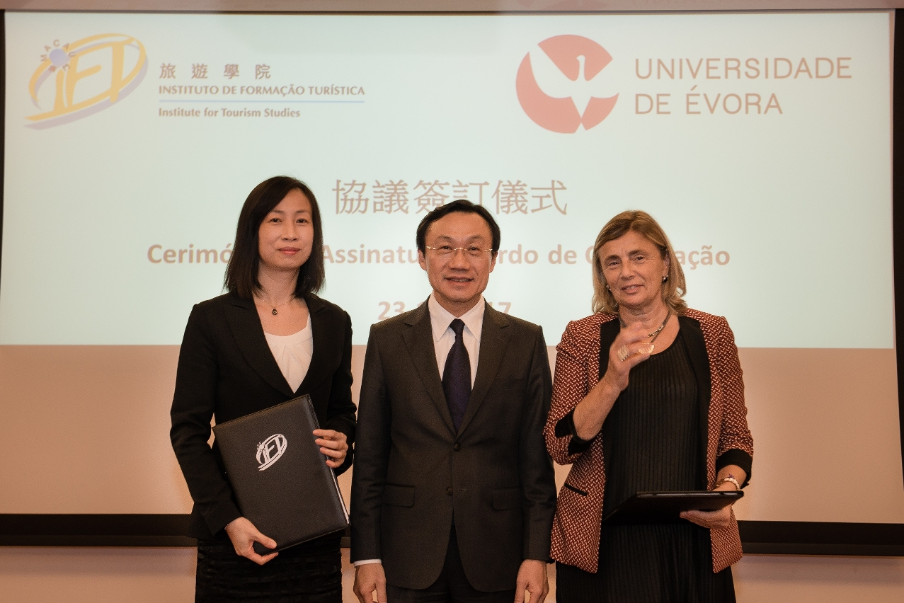 Secretary for Social Affairs and Culture of the Macao SAR Government, Dr. Alexis Tam Chon Weng, President of IFT, Dr. Fanny Vong and Rector of University of Evora, Prof. Ana Costa Freitas took a photo together after the signing ceremony